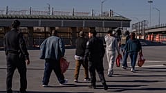 مجموعة من المهاجرين غير الشرعيين برفقة عملاء إدارة الهجرة والجمارك الأمريكية إلى جسر ماكالين-هيدالغو-رينوسا الدولي لترحيلهم، في ماكالين، تكساس، يوم الجمعة 13 مارس 2026. (صورة 
