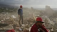 Rettungskräfte und Freiwillige suchen in den Trümmern eines Gebäudes, das bei den Erdbeben in La Guaira in Venezuela am Montag, dem sechsten Juli 2026, eingestürzt ist.