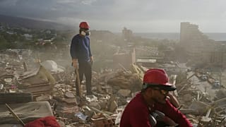 Equipos de rescate y voluntarios buscan entre los escombros de un edificio que se derrumbó durante los terremotos en La Guaira, Venezuela, el lunes 6 de julio de 2026. 
