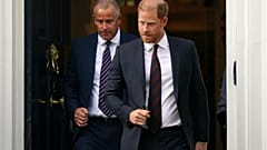 Książę Harry opuszcza Chatham House podczas wizyty w Wielkiej Brytanii związanej z serią charytatywnych wydarzeń w Londynie, we wtorek 7 lipca 2026 roku.