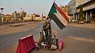 نقطة تفتيش فارغة يقف فيها تمثال يرتدي زي جندي في وسط مدينة الخرطوم، السودان، الأحد 19 أبريل 2026. (صورة من وكالة أسوشيتد برس/برنات أرمانغ)