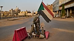 نقطة تفتيش فارغة يقف فيها تمثال يرتدي زي جندي في وسط مدينة الخرطوم، السودان، الأحد 19 أبريل 2026. (صورة من وكالة أسوشيتد برس/برنات أرمانغ)