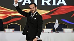 Il presidente eletto colombiano Abelardo de la Espriella alza il pugno dopo aver ricevuto le credenziali dal Consiglio Nazionale Elettorale a Bogotá, 25 giugno 2026