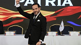 El presidente electo de Colombia, Abelardo de la Espriella, levanta el puño tras recibir sus credenciales del Consejo Nacional Electoral en Bogotá, Colombia, 25 de junio 2026