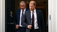 Príncipe Harry deixa o Chatham House durante uma visita ao Reino Unido para várias ações de caridade em Londres, terça-feira, 7 de julho de 2026