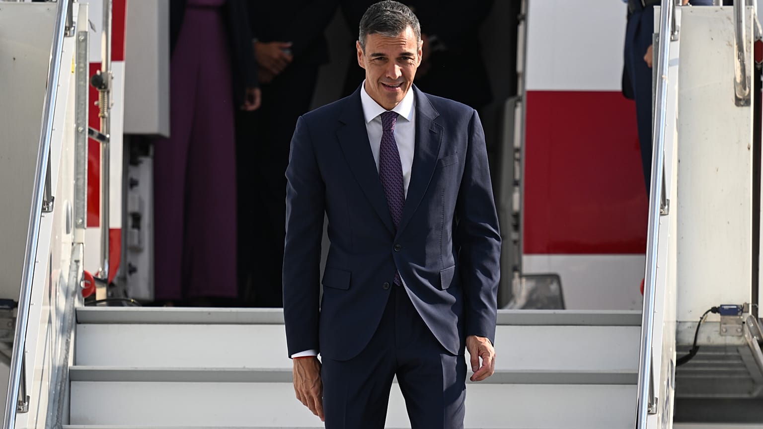 Pedro Sánchez desciende del avión a su llegada a Ankara para la cumbre de la OTAN.