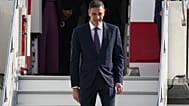 Pedro Sánchez desciende del avión a su llegada a Ankara para la cumbre de la OTAN.