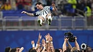 Os jogadores da Argentina lançam o seu colega de equipa Lionel Messi (10) ao ar enquanto comemoram após o jogo das oitavas de final do Campeonato do Mundo de futebol entre a A