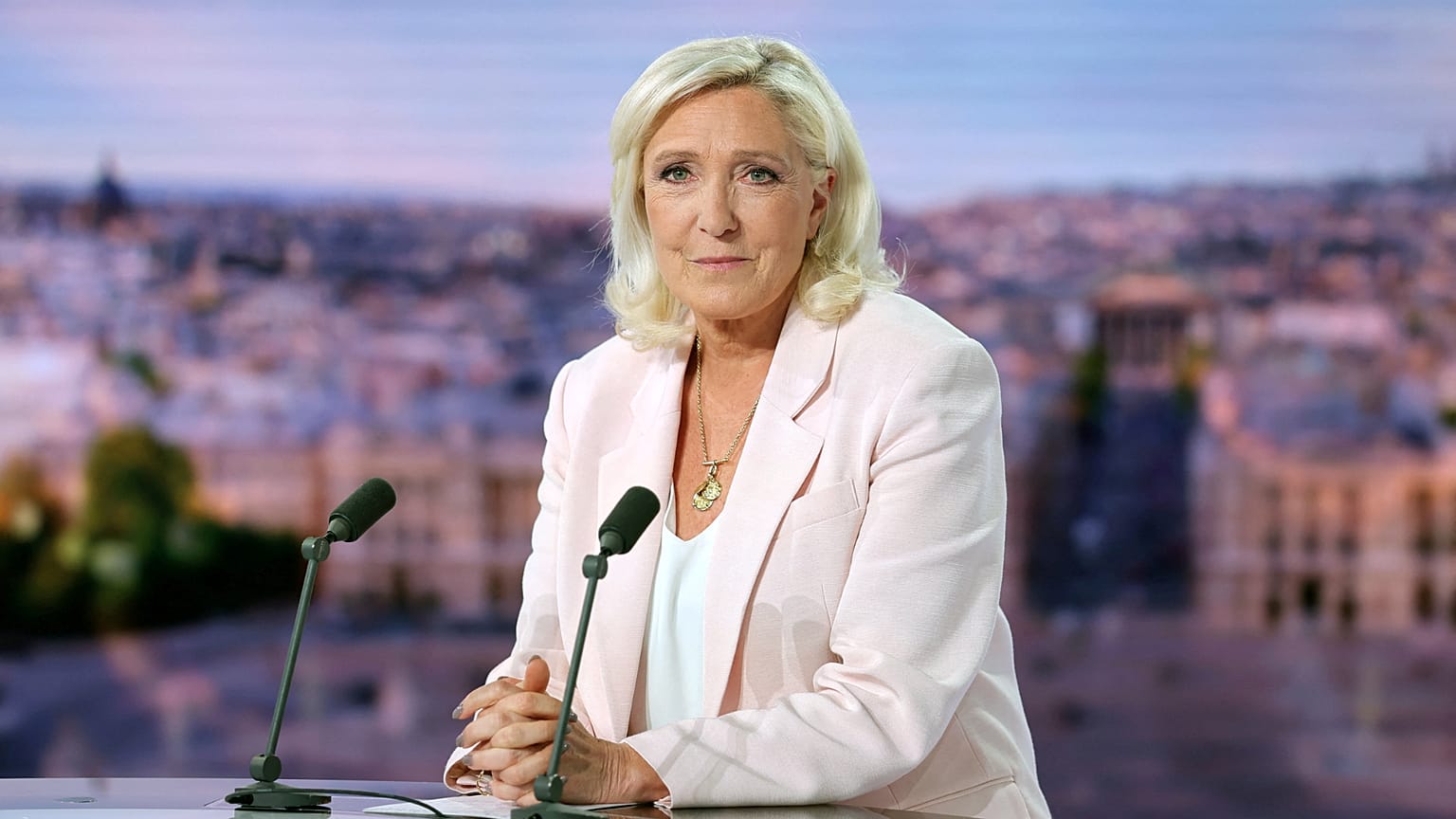 Francuska liderka skrajnej prawicy Marine Le Pen pozuje przed wywiadem dla wieczornego wydania wiadomości francuskiej stacji telewizyjnej TF1, 7 lipca 2026 r.