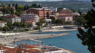 Γενική άποψη της παραλιακής ζώνης και των ξενοδοχείων στην Οπατία, Κροατία, το Σάββατο 15 Μαΐου 2021.