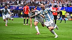Lionel Messi (10) de l'Argentine célèbre le deuxième but de son équipe en 8e de finale de la Coupe du monde entre l'Argentine et l'Égypte à Atlanta, mardi 7 juillet 2026.