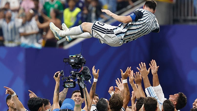 Argentína 10-es mezben játszó sztárját, Lionel Messit a levegőbe dobják a világbajnoki nyolcaddöntő, Argentína–Egyiptom mérkőzés után Atlantában, 2026. július 7-én, kedden.