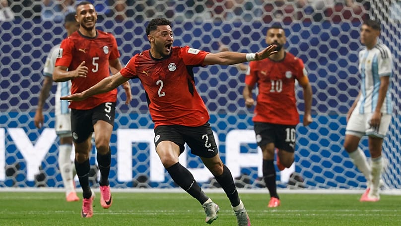 Az egyiptomi Jászer Ibrahim ünnepli csapatának első gólját az Argentína és Egyiptom közötti világbajnoki nyolcaddöntő mérkőzésen Atlantában, 2026. július 7-én, kedden.