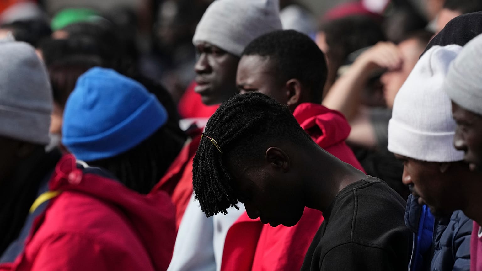 Migrantes asisten a un encuentro con el Papa León XIV en el centro 'Las Raíces', en San Cristóbal de la Laguna, Tenerife, España, el viernes 12 de junio de 2026.