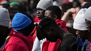 Migrantes asisten a un encuentro con el Papa León XIV en el centro 'Las Raíces', en San Cristóbal de la Laguna, Tenerife, España, el viernes 12 de junio de 2026.