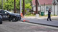 Varios agentes de Policía trabajan en Canal Street, en Houston, el 7 de julio de 2026, tras un tiroteo