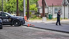 Varios agentes de Policía trabajan en Canal Street, en Houston, el 7 de julio de 2026, tras un tiroteo
