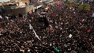 شاحنة تحمل نعش المرشد الأعلى الإيراني الراحل آية الله علي خامنئي تشق طريقها وسط المشيعين خلال موكب تشييع في النجف، العراق، الأربعاء 8 يوليو/تموز 2026.