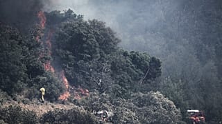 Des pompiers luttent contre un incendie de forêt près d'Ille-sur-Têt, dans le sud de la France, ce lundi 6 juillet 2026.