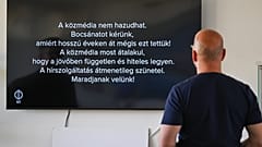 Az M1 csatorna elsötétült képernyője a Médiaszolgáltatás-támogató és Vagyonkezelő Alap (MTVA) székházában 2026. július 7-én