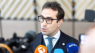 El ministro de Economía de España, Carlos Cuerpo Caballero, habla con la prensa antes de una reunión del Eurogrupo en Bruselas, mayo de 2026