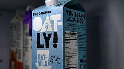 Une brique de lait d’avoine Oatly dans un réfrigérateur, le 18 mai 2021, à Bellingham, dans l’État de Washington. Oatly, premier producteur mondial de lait d’avoine