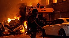 À Kyiv, les services de secours tentent d’éteindre un incendie après une attaque aérienne russe, mercredi 8 juillet 2026, en Ukraine.