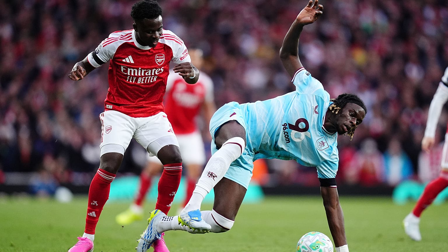 Arsenal'dan Bukayo Saka ile Burnley'den Lesley Ugochukwu top mücadelesinde, 18 Mayıs 2026