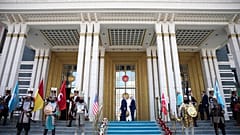 يتحدث الرئيس دونالد ترامب (إلى يسار الوسط) مع الرئيس التركي رجب طيب أردوغان (إلى يمين الوسط) خلال مراسم الاستقبال الرسمية في قصر الرئاسة بستبه.