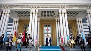 Ο πρόεδρος Ντόναλντ Τραμπ, στο κέντρο αριστερά, συνομιλεί με τον Τούρκο πρόεδρο Ρετζέπ Ταγίπ Ερντογάν, στο κέντρο δεξιά, κατά την επίσημη άφιξη στο προεδρικό μέγαρο Μπεστεπέ