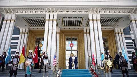Президент Дональд Трамп (в центре слева) беседует с президентом Турции Реджепом Тайипом Эрдоганом (в центре справа) во время официальной церемонии прибытия во дворце Бештепе