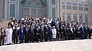 Los participantes del foro posan para una foto de grupo.