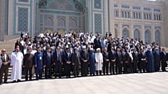 المشاركون في المنتدى يلتقطون صورة جماعية.