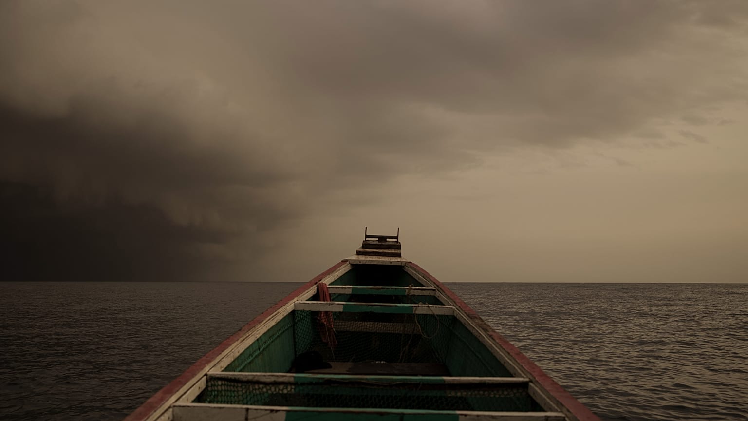 Esta imagen muestra la proa de una piragua, un típico bote pesquero senegalés que también utilizan los inmigrantes con destino a Europa