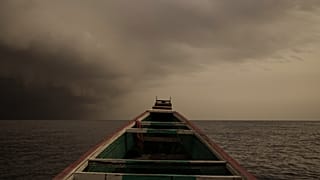 Esta imagen muestra la proa de una piragua, un típico bote pesquero senegalés que también utilizan los inmigrantes con destino a Europa