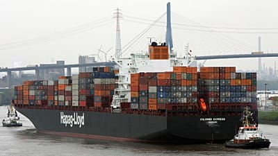 Ein Containerschiff im Hafen von Hamburg - ARCHIV
