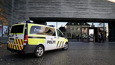 Ein Polizeifahrzeug steht vor dem Nationalmuseum in Oslo, am elften November 2022.