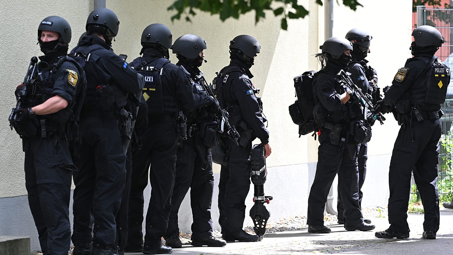 Schwer bewaffnete Polizisten sichern das Welfen-Gymnasium in Schongau, Deutschland, am Mittwoch, 8. Juli 2026.