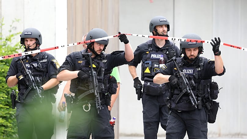 La Unidad de Apoyo (USK), una unidad especializada de la policía bávara, se desplaza por el instituto Welfen Gymnasium, en Schongau (Alemania), el miércoles 8 de julio de 2026