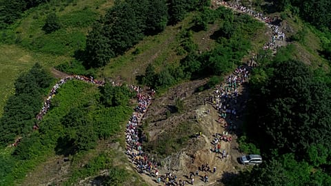 Участники принимают участие в «Марше мира» в память о резне в Сребренице 1995 года, Нежук, Босния, суббота, 8 июля 2023 года.