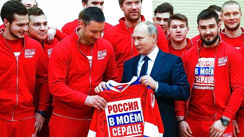 Владимир Путин с игроками сборной России по хоккею перед Олимпиадой в Пхенчхане, 2018 год.
