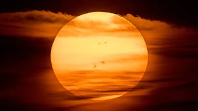 O sol nasce sobre Frankfurt, na Alemanha.