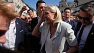 La dirigeante d'extrême droite Marine Le Pen visite un marché dans le cadre de sa campagne électorale à La Flèche, en France, le mercredi 8 juillet 2026.