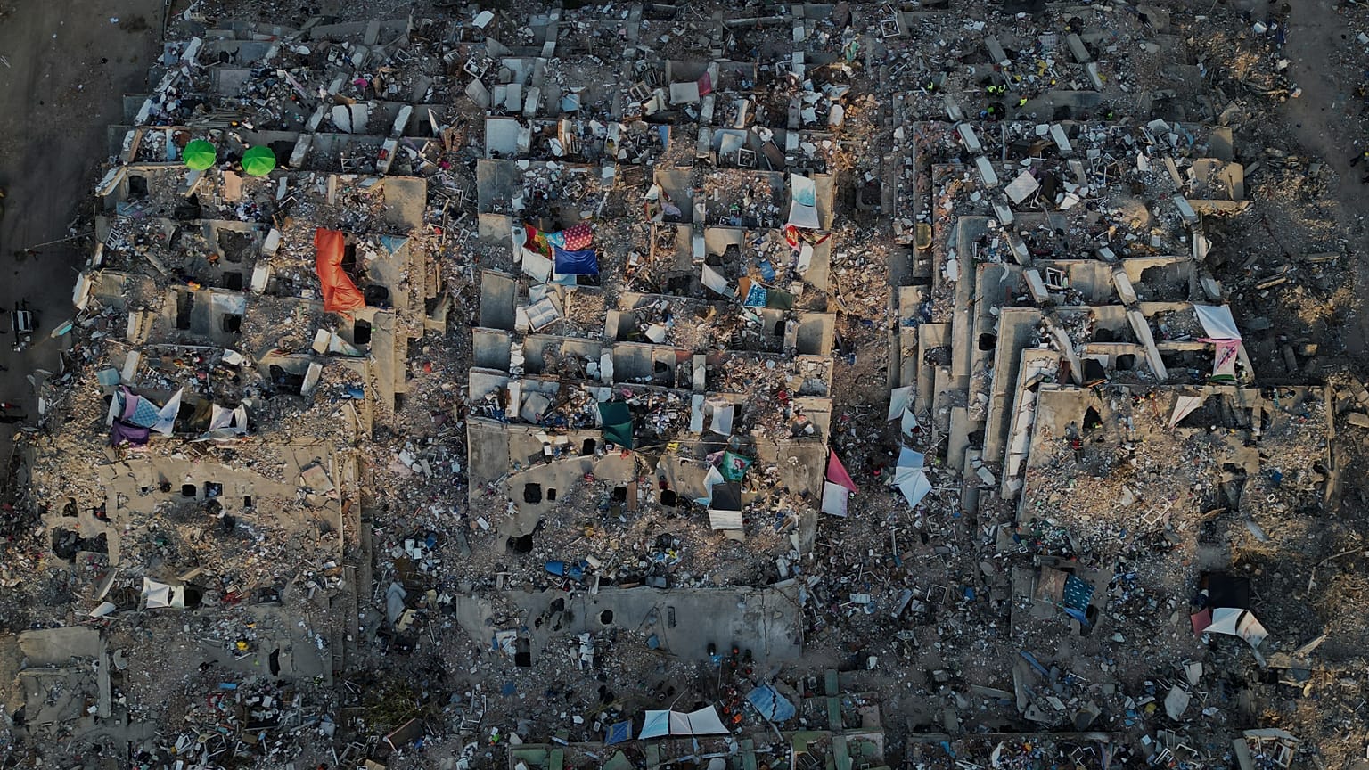 Familiares y equipos de rescate peinan los escombros de los edificios derrumbados durante los terremotos en La Guaira, Venezuela, el martes 7 de julio de 2026. 