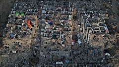 Familiares y equipos de rescate peinan los escombros de los edificios derrumbados durante los terremotos en La Guaira, Venezuela, el martes 7 de julio de 2026. 