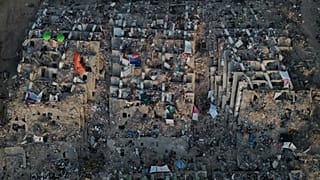 Familiares y equipos de rescate peinan los escombros de los edificios derrumbados durante los terremotos en La Guaira, Venezuela, el martes 7 de julio de 2026. 