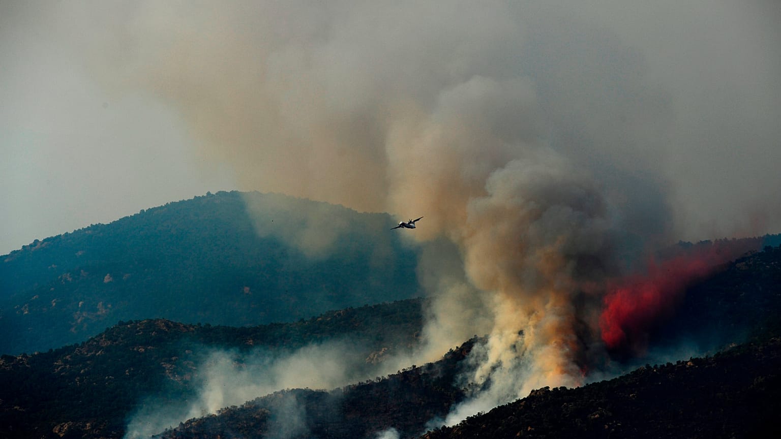 Archivo: Un avión sobrevuela un incendio en Agullana, España, el lunes 23 de julio de 2012. Varios incendios se declararon en diversas zonas de Cataluña