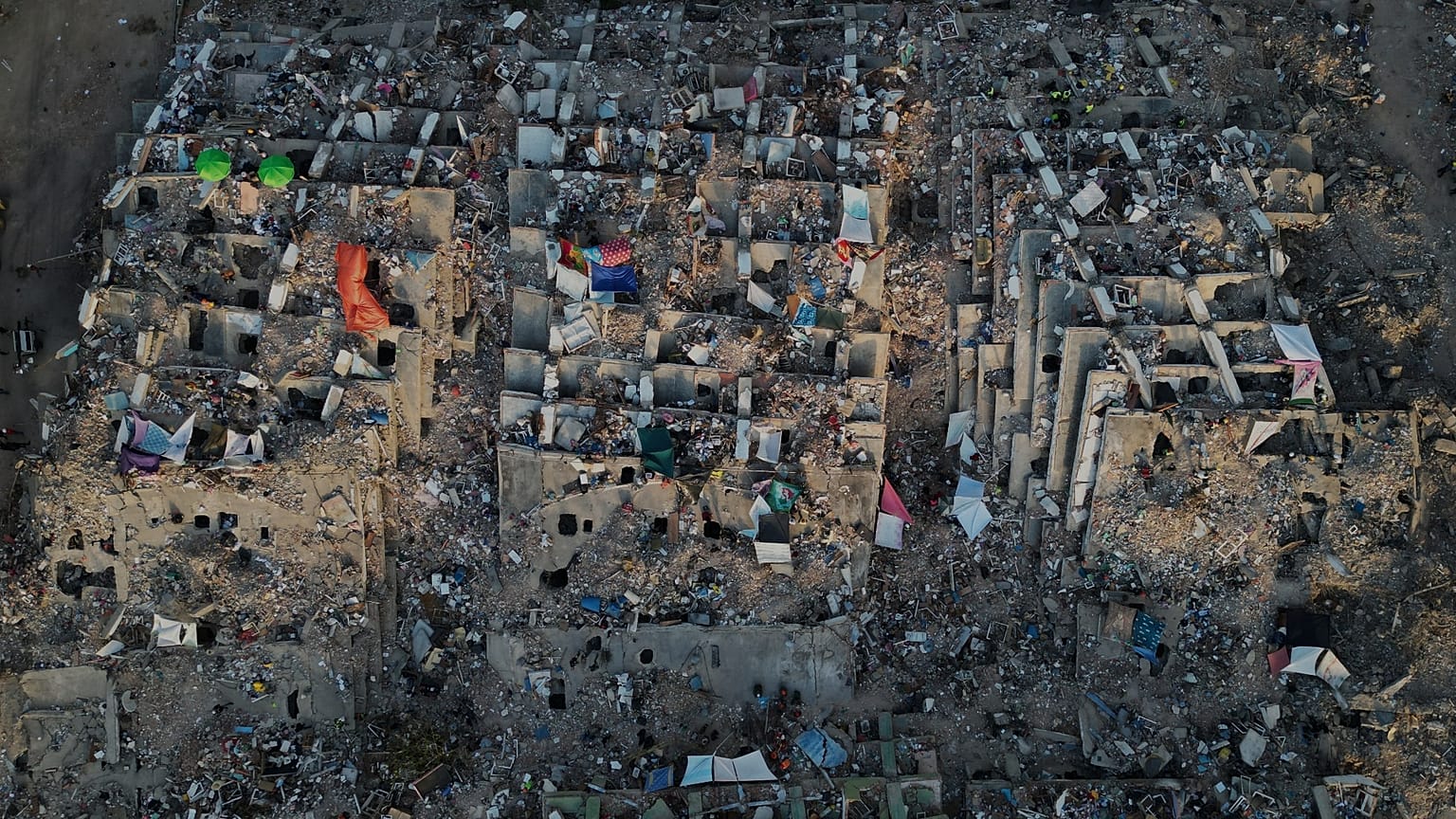 Relatives and rescue teams search through the rubble of buildings collapsed during the earthquakes in La Guaira, 7 July, 2026