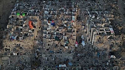 Relatives and rescue teams search through the rubble of buildings collapsed during the earthquakes in La Guaira, 7 July, 2026
