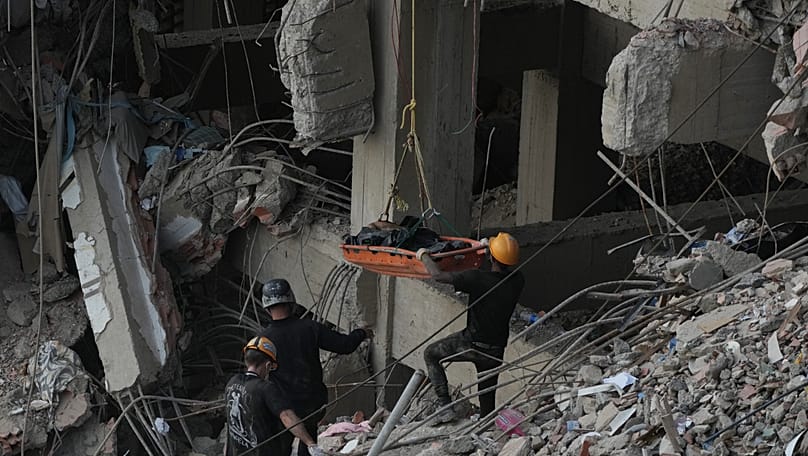 Rescue workers recover the body of a victim from a building collapsed during the earthquakes in La Guaira, 6 July, 2026
